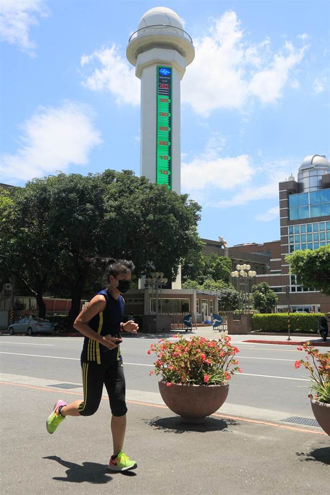 台北局部地区有36度以上高温，白天紫外线指数容易达过量或危险级，请民眾注意防晒。（张铠乙摄）
