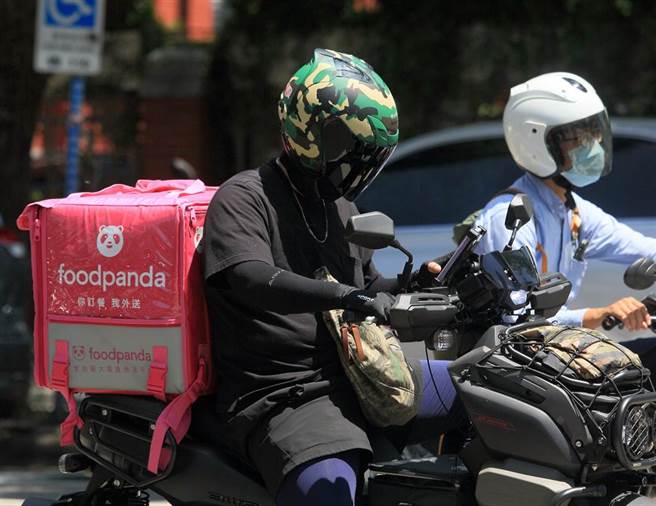 台北局部地区有36度以上高温，白天紫外线指数容易达过量或危险级，一位外送员全身做好防晒措施。（张铠乙摄）
