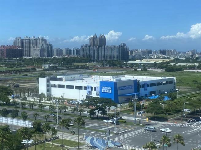 （法商迪卡侬亚湾旗舰店1日开始试营运。图／顏瑞田）