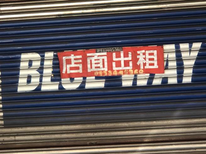 全国三级警戒！逢甲商圈随处可见店面顶让及招租出售的广告。（陈世宗摄）