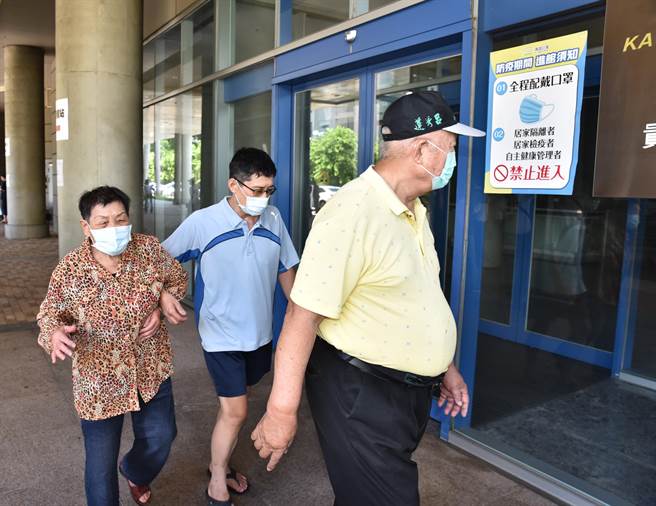 一位奶奶在家人的帶領下，到漢神巨蛋接種莫德納疫苗。（林瑞益攝）