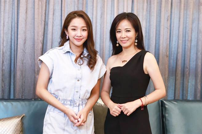 陈仙梅与赖慧如一起接受《娱乐超skr》访问。（民视提供）