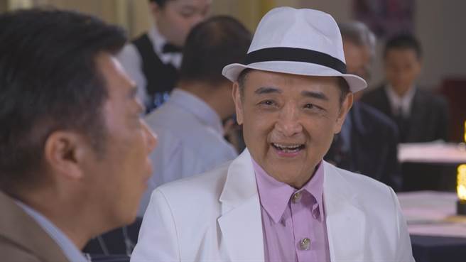 小亮哥客串演出到西餐厅看秀的董事长。（民视提供）