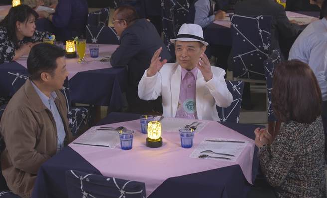 小亮哥客串演出到西餐厅看秀的董事长。（民视提供）