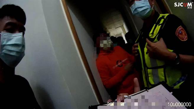 高市2女4男年輕人共處一屋聊天吃消夜，警方獲報到場開罰。（翻攝照片／石秀華高雄傳真）