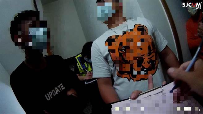 6名男女非同住一屋，卻群聚聊天吃消夜，遭警方開罰。（翻攝照片／石秀華高雄傳真）