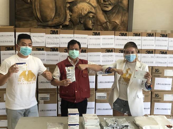 台湾顶尖营销团队捐赠新北市消防局防疫物资。（新北市消防局提供）