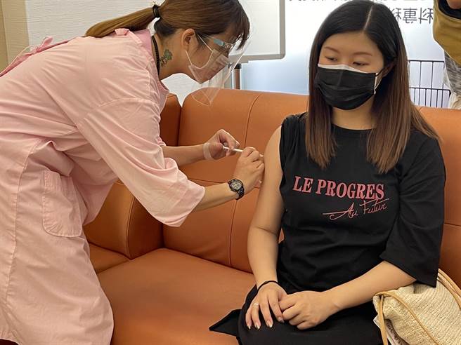 丰原区吕维国妇产科诊所护理师为孕妇施打莫德纳疫苗。（王文吉摄）