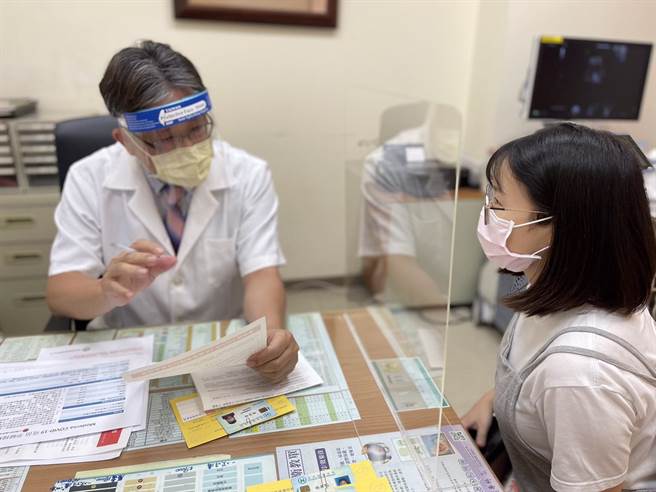 孕妇接种莫德纳疫苗前，接受产检医师问诊评估。（台中市政府提供／王文吉台中传真）