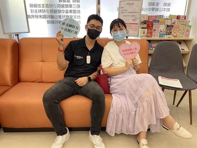 新手爸陪同孕妇接种莫德纳疫苗。（台中市政府提供／王文吉台中传真）