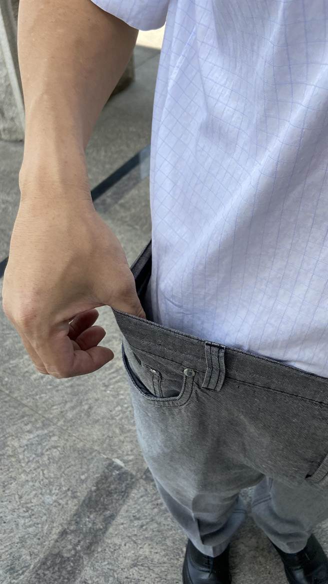 前立委顏宽恒1日露脸时明显小了一号，裤头松了一大圈。（顏宽恒提供／陈淑娥台中传真）