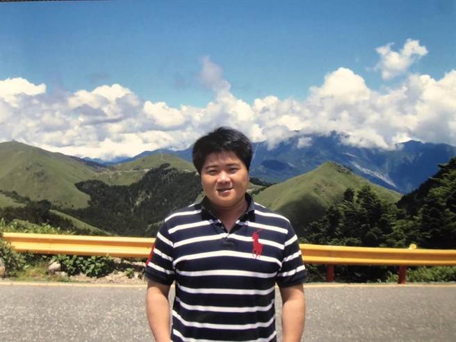 前立委顏宽恒8年前还没当上立委时的萌照，非常像爸爸顏清标。（顏宽恒提供／陈淑娥台中传真）