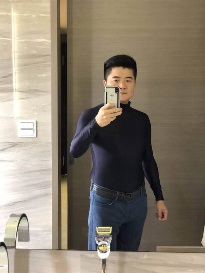 前立委顏宽恒再放话，年底前要练出六块肌。（顏宽恒提供／陈淑娥台中传真）