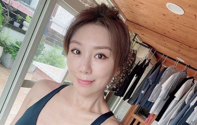 佩甄即使是两个孩子的妈，还是维持住玲珑有致的好身材。（图／IG@佩甄）