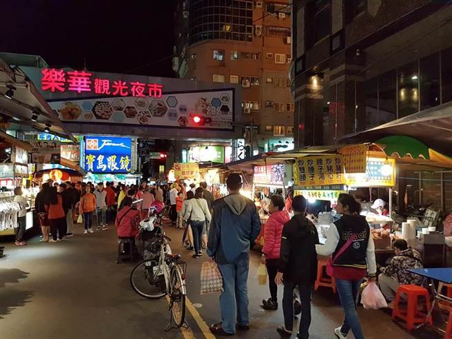 新北市永和区乐华夜市自5月31日主动配合政府休市，直接衝击夜市内超过360个摊商，自治会宣布今（1日）起晚间恢復营业。（示意图，报系资料照片）