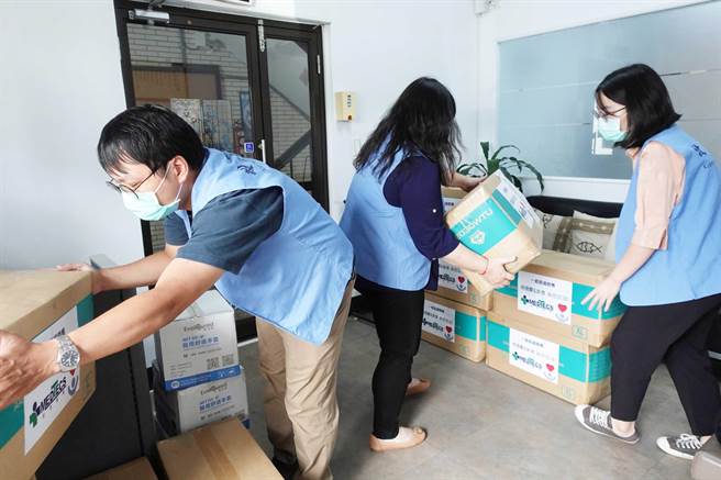 庾澄慶攜手美德醫療，盼能為第一線長期照護者及被照護者提供更安全、有效的防護與溫暖。（美德醫療提供）