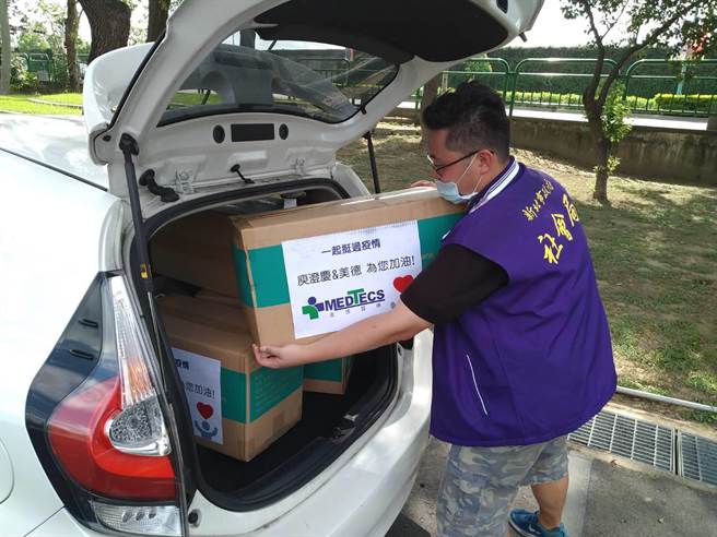 社會局將哈林庾澄慶和美德醫療所捐的防疫物資轉贈給新北市各長照機構。（新北市社會局提供）