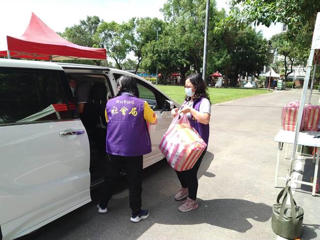 社會局將哈林庾澄慶和美德醫療所捐的防疫物資轉贈給新北市各長照機構。（新北市社會局提供）