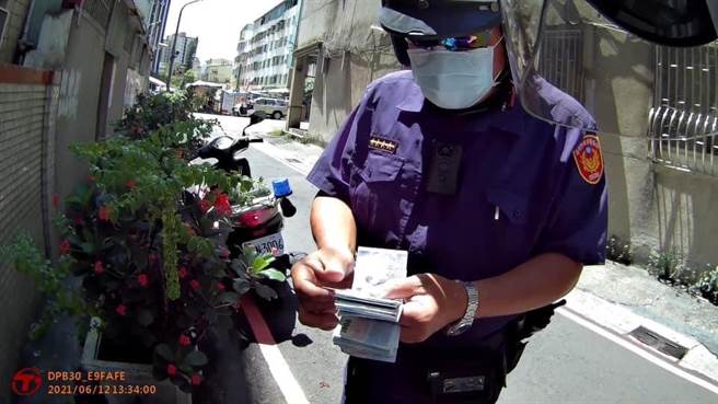 苓雅分局员警在巡逻时惊见巷弄内散落满地千元钞，一数总金额竟有4万5千元，透过大海捞针的方法一一调阅监视器，最后用了2个礼拜找到了失主，让失主频频致谢。（苓雅分局提供）