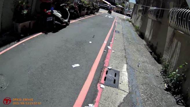 苓雅分局员警巡逻时，竟在一处巷弄里看见散落满地的千钞。（苓雅分局提供）