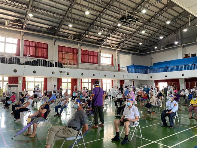 嘉县第4波疫苗接种今天正式开打，可施打的长辈踊跃前往接种。（张亦惠摄）