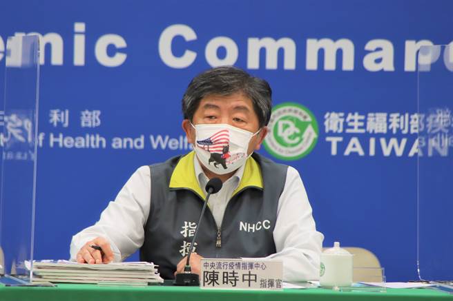 中央流行疫情指揮中心指揮官陳時中今(1)日拍板，7月2日開始入境全面PCR篩檢。鄉民痛批入境全面普篩喊了一年多，不如「一個人」昨天喊一次。(圖/指揮中心提供)