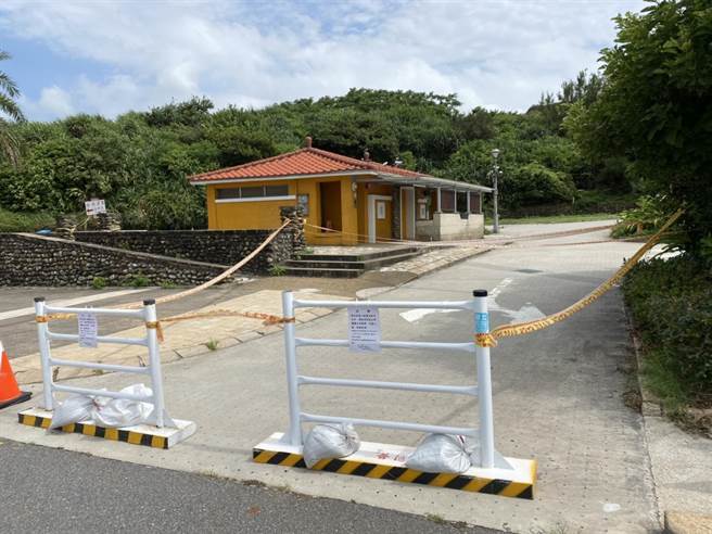 石門白沙灣停車場及公廁封閉。（石門區公所提供）