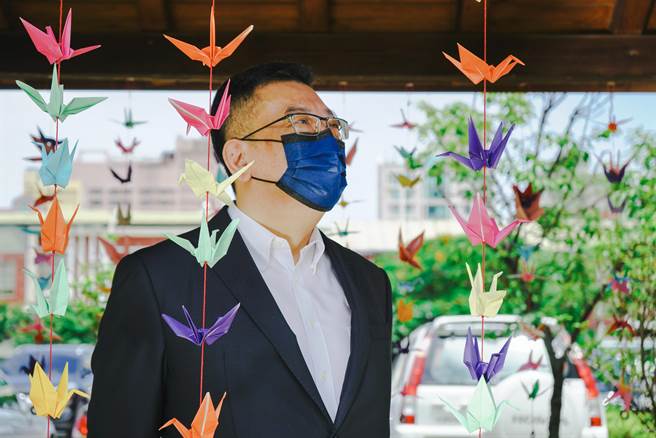 新竹市议会国民党团1日在议会长廊挂上上千纸鹤，除希望尽快迎来足够的疫苗外，也为因新冠确诊往生的600多条性命哀悼。（陈育贤摄）