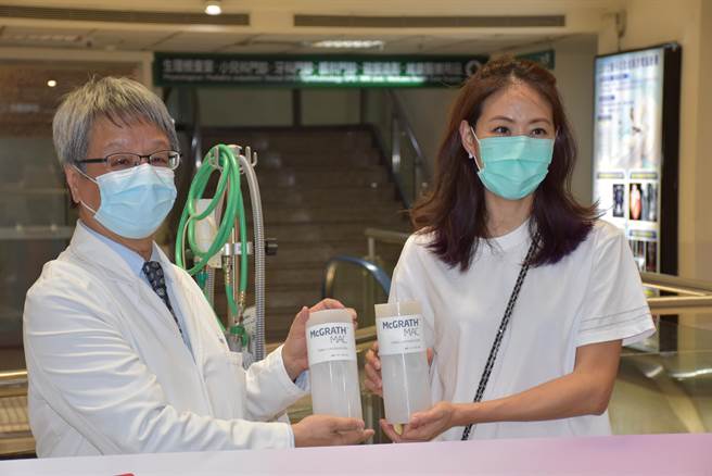 賈永婕1日送喉頭鏡給為恭醫院，院長陳振文代表受贈。（謝明俊攝）