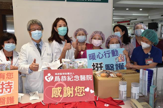 賈永婕幫忙帶來柯佳讌準備的檸檬蛋糕給為恭醫院護理師，讓護理師們好感心。（謝明俊攝）