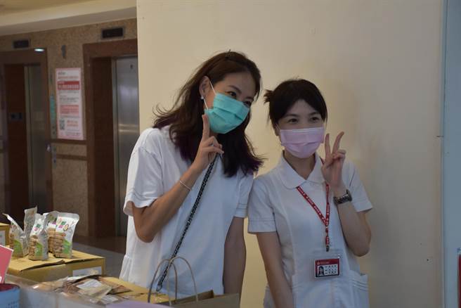 賈永婕到達為恭醫院受到醫護人員包圍，紛紛請求合影。（謝明俊攝）