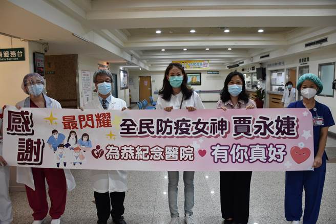 防疫女神賈永捷1日風塵僕僕趕往苗栗份為恭醫院送醫材。（謝明俊攝）