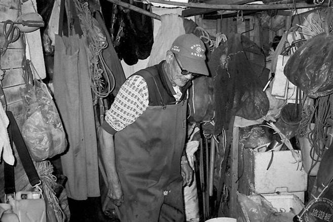 许文雄先生与渔具(图：淡水区渔会提供) 