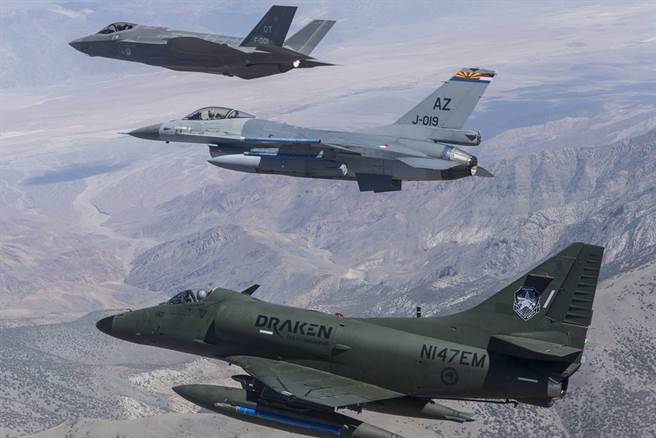 德拉肯公司的A-4攻击机，与F-16、F-35伴飞。(图/美国空军)