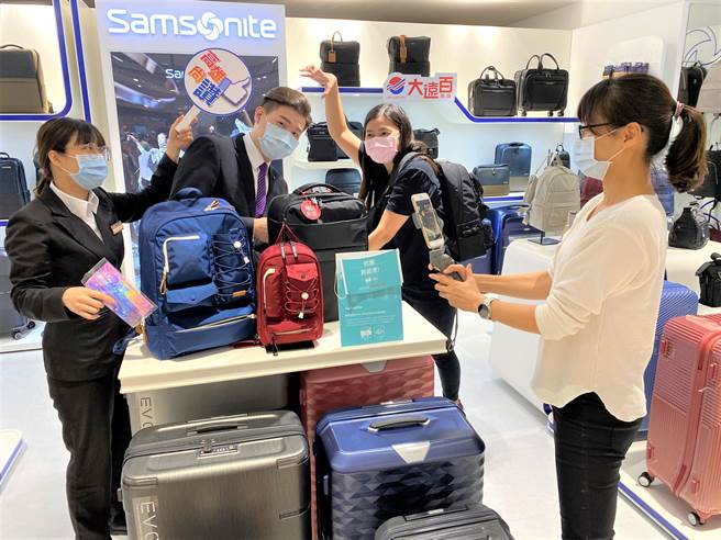 高雄大远百开直播促销，反应不错。（高雄大远百提供）