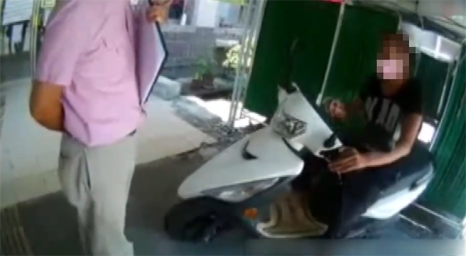 花莲一名醉汉今天上午在吉安乡卫生所前大喊自己是确诊病患，警方将依传染病防治法函送主管机关裁罚。（警方提供／罗亦晽花莲传真）