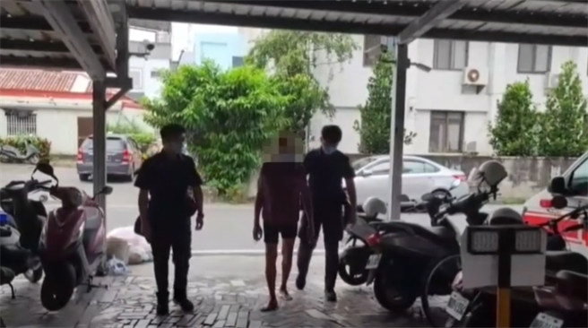 花莲一名醉汉今天上午在吉安乡卫生所前大喊自己是确诊病患，警方将依传染病防治法函送主管机关裁罚。（警方提供／罗亦晽花莲传真）