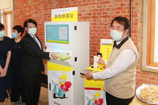 北一女学生以加速减塑概念在台北市参与式预算提案，盼台北市效法台南市设置「循环餐具回收机」，降低使用一次性餐具。（台南市政府提供／张立勋台北传真）