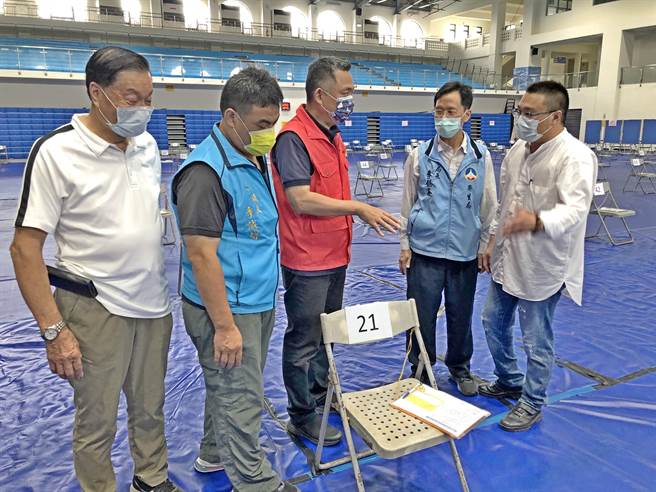 杨镇浯县长今天陆续视察整备作业，呼吁符合资格的乡亲踊跃接种，进一步提高疫苗覆盖率，携手度过这场百年一遇的难关。（李金生摄）