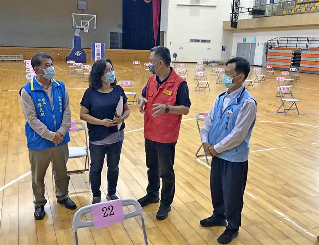 杨镇浯县长今天陆续视察整备作业，呼吁符合资格的乡亲踊跃接种，进一步提高疫苗覆盖率，携手度过这场百年一遇的难关。（李金生摄）