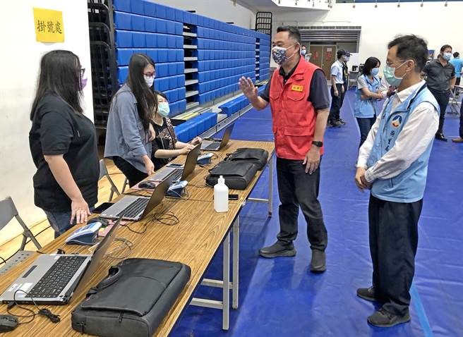 杨镇浯县长为第一线的医护人员和防疫团队加油打气，感谢大家为守护金门净土及乡亲健康的努力。（李金生摄）