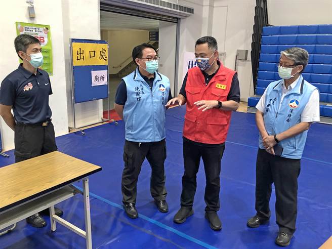 杨镇浯县长为第一线的医护人员和防疫团队加油打气，感谢大家为守护金门净土及乡亲健康的努力。（李金生摄）