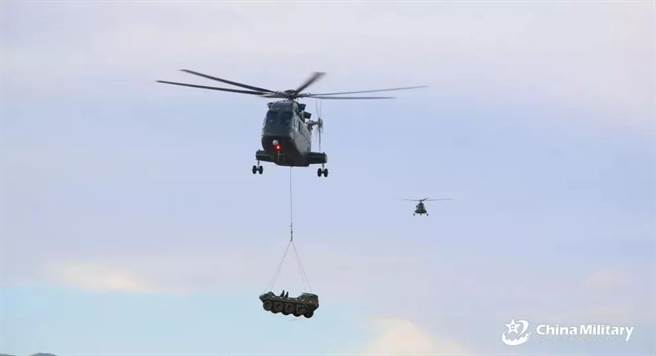 两栖登陆部队使用的突击车以直升机吊运效率低，还受气候影响，安全性也差。直-8L就能直接装机舱内，提高运送效率。（图／中国军网）