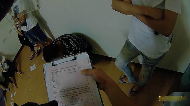 民眾检举左营区高铁路一处出租车行有人群聚，警方到场处理，开出12张举发单。（翻摄照片／林瑞益高雄传真）