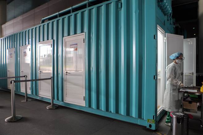 自2日中午起，所有入境旅客在回到社區前，都要進行3次檢驗實施入境普篩。桃機第一、第二航廈各有5個檢測點，各航廈同時可對5名旅客進行篩檢。（陳麒全攝）