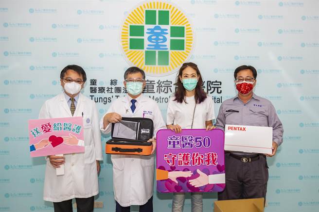 防疫女神贾永婕1日下午前往童综合医院，送来5台电子影像喉头镜。（童综合提供／陈淑娥台中传真）