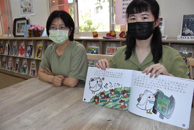 蔡咏宇感触最深的画面，就是日新茶园採茶的人们。（谢明俊摄）