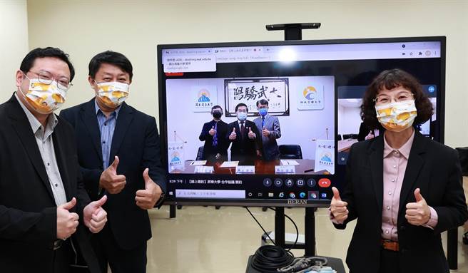 高雄大學校長陳月端（右）、屏東大學古源光（電視畫面左2）代表兩校在線上視訊方式簽署「策略聯盟合作協議」。（高雄大學提供／林瑞益高雄傳真）