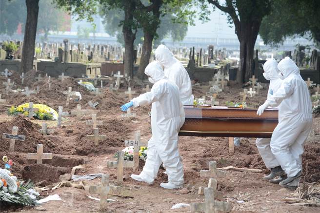 不相信妻子因染疫过世，男子竟要求挖出下葬5天的遗体检测。(示意图/达志影像)