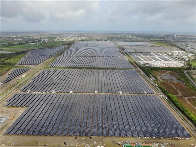 鹽田地改建的台糖七股光電場，正式加入併網行列，暫時成為目前最大的地面型光電。（圖/台糖提供）